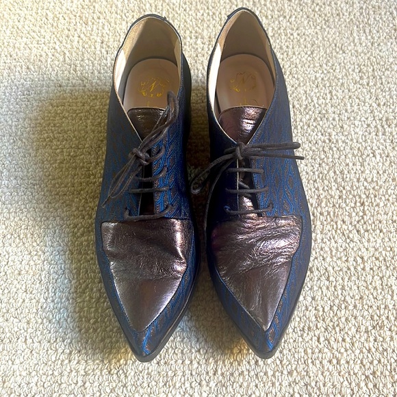 Made in Italy! Super fun lace up with great fun pattern. Size 7 - Picture 2 of 3